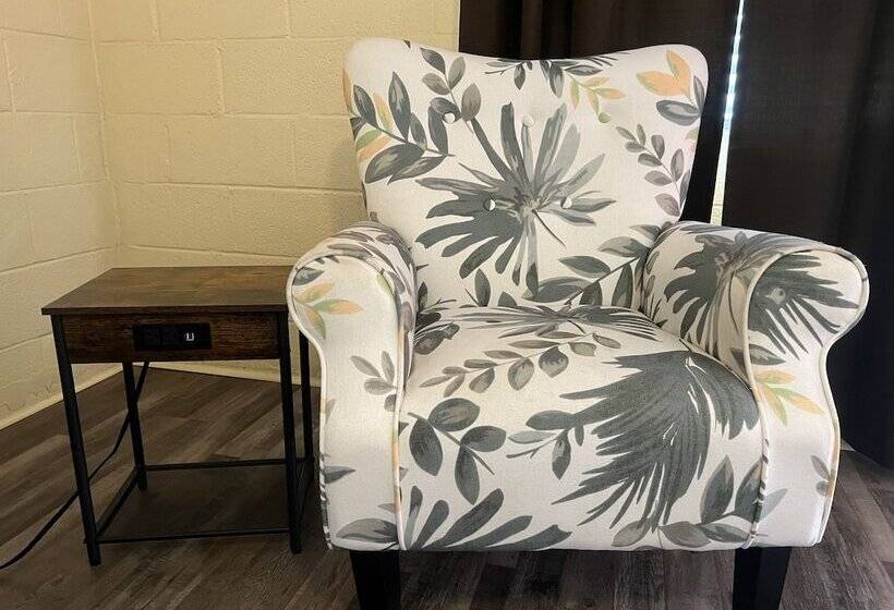 Ji4, King Guest Room At The Joplin Inn At Entrance To The Resort By Redawning