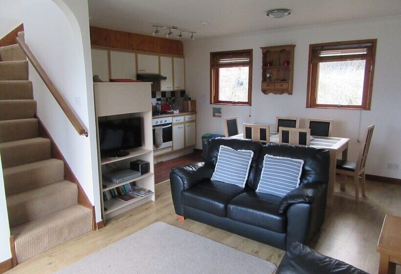 Kestrel, Longhouse Cottages