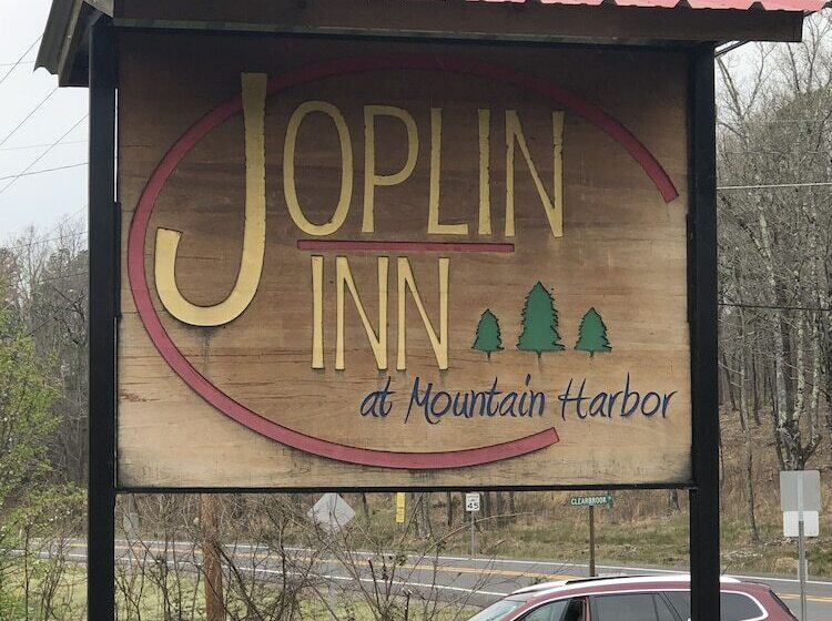 King Guest Room Located At The Joplin Inn At The Entrance To Mountain Harbor, Just 2 1/2 Miles From