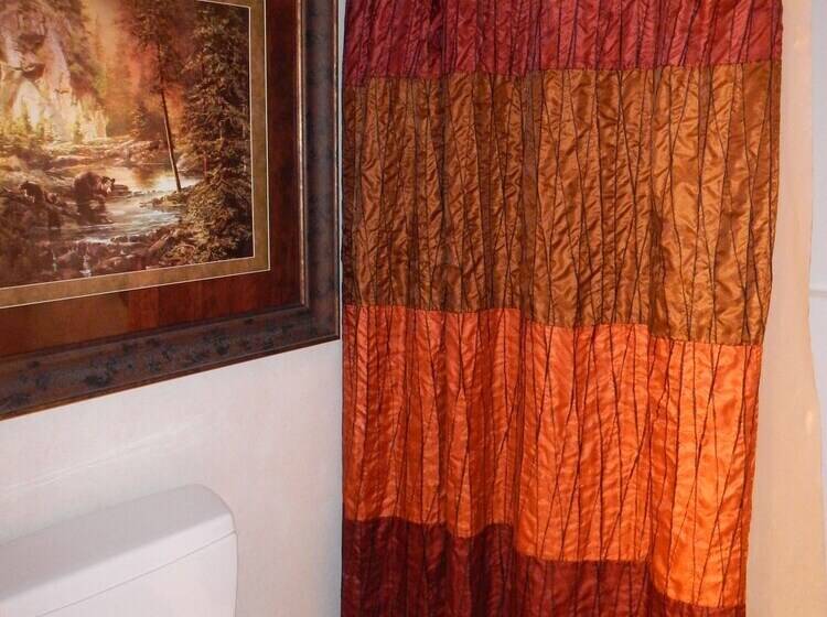 Lake View Three Bedroom, Three Bath Cottage With Private Hot Tub Overlooking Lake Ouachita. By Redaw