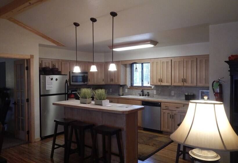 Lake View Three Bedroom, Three Bath Cottage With Private Hot Tub Overlooking Lake Ouachita. By Redaw