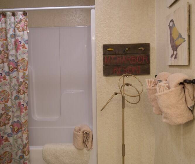 Lake View Three Bedroom, Three Bath Cottage With Private Hot Tub Overlooking Lake Ouachita. By Redaw