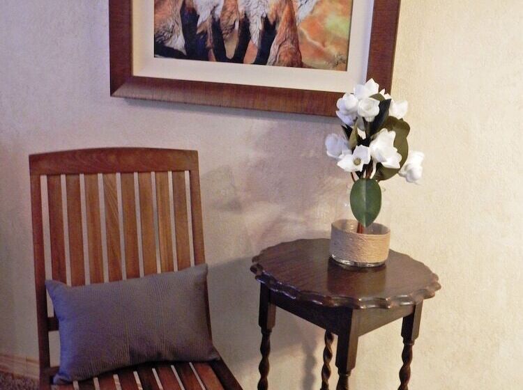 Lake View Three Bedroom, Three Bath Cottage With Private Hot Tub Overlooking Lake Ouachita. By Redaw