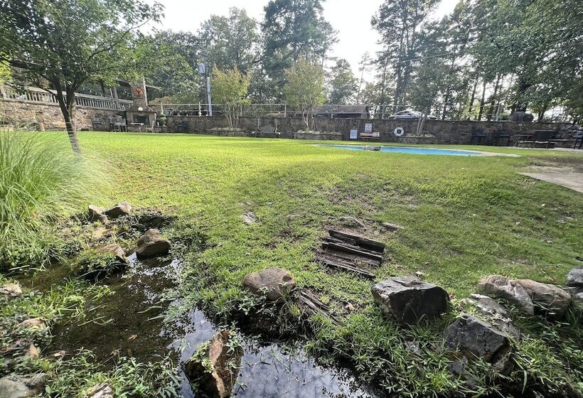 Lake View Three Bedroom, Three Bath Cottage With Private Hot Tub Overlooking Lake Ouachita. By Redaw