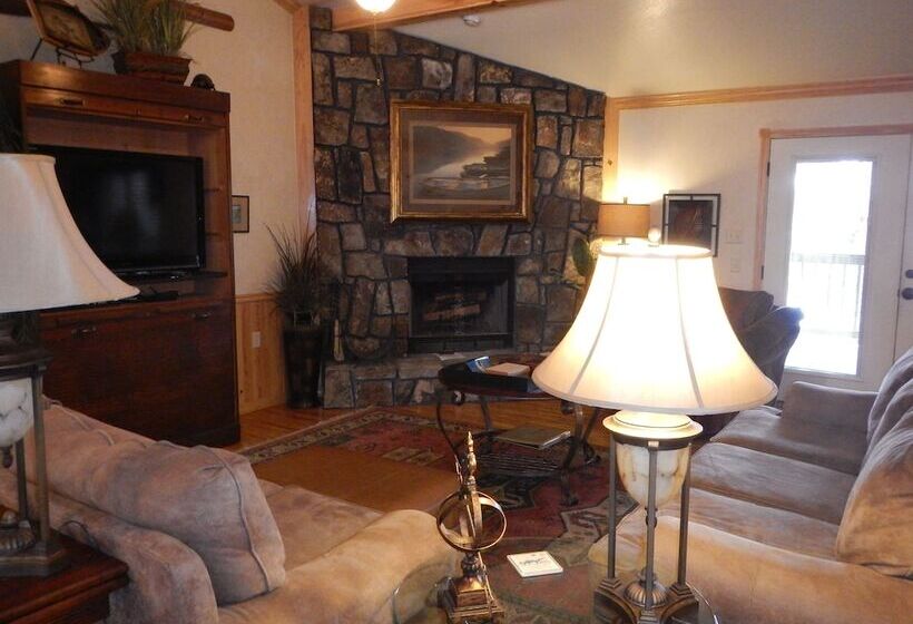 Lake View Three Bedroom, Three Bath Cottage With Private Hot Tub Overlooking Lake Ouachita. By Redaw