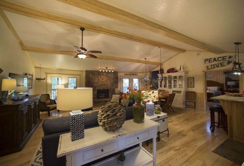 Lake View Three Bedroom, Three Bath Cottage With Private Hot Tub Overlooking Lake Ouachita. By Redaw