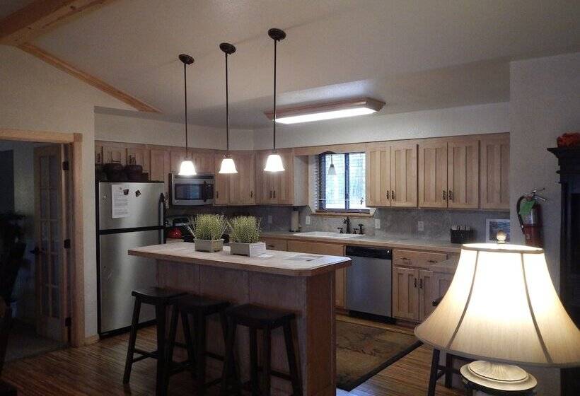 Lake View Three Bedroom, Three Bath Cottage With Private Hot Tub Overlooking Lake Ouachita. By Redaw