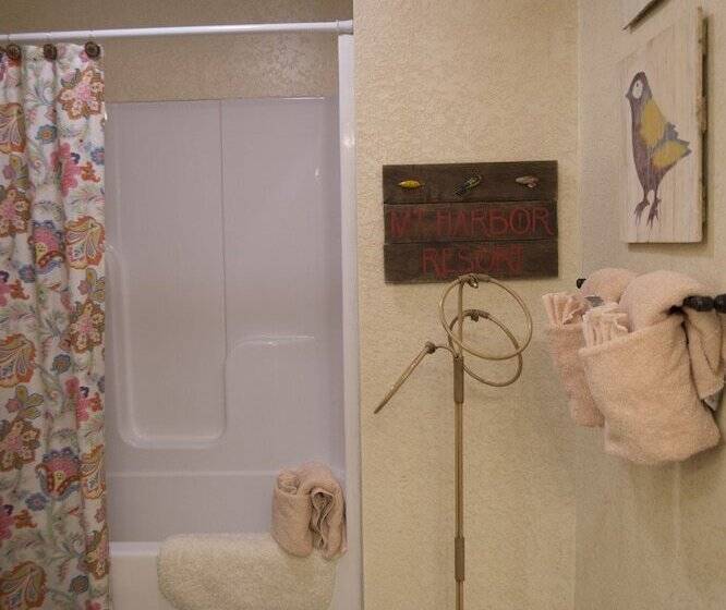 Lake View Three Bedroom, Three Bath Cottage With Private Hot Tub Overlooking Lake Ouachita. By Redaw