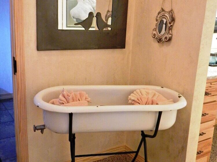 Lake View Three Bedroom, Three Bath Cottage With Private Hot Tub Overlooking Lake Ouachita. By Redaw