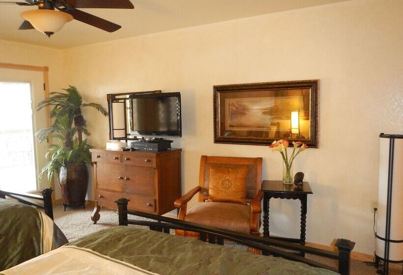 Lake View Three Bedroom, Three Bath Cottage With Private Hot Tub Overlooking Lake Ouachita. By Redaw