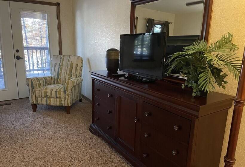 Lake View Three Bedroom, Three Bath Harbor North Luxury Cottage With Private Hot Tub Overlooking Lak