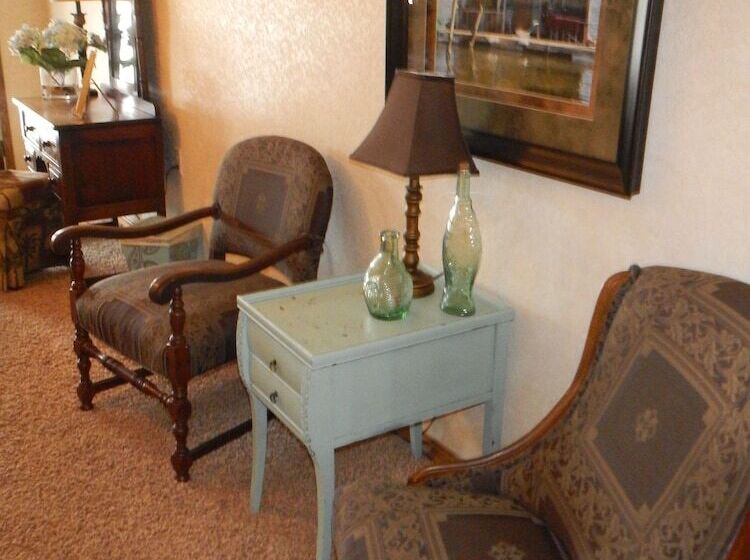 Lake View Three Bedroom, Three Bath Harbor North Luxury Cottage With Private Hot Tub Overlooking Lak