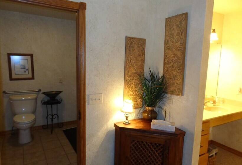 Lake View Three Bedroom, Three Bath Log Sided Cottage With Private Hot Tub Overlooking Lake Ouachita