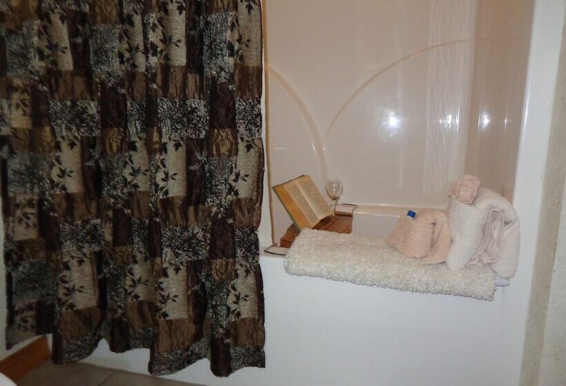 Lake View Three Bedroom, Three Bath Log Sided Cottage With Private Hot Tub Overlooking Lake Ouachita