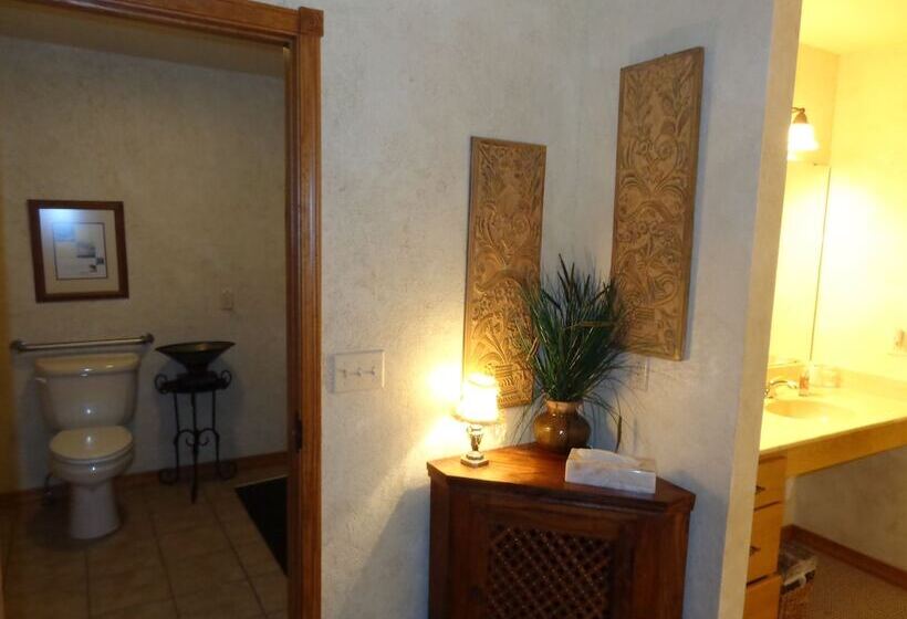 Lake View Three Bedroom, Three Bath Log Sided Cottage With Private Hot Tub Overlooking Lake Ouachita