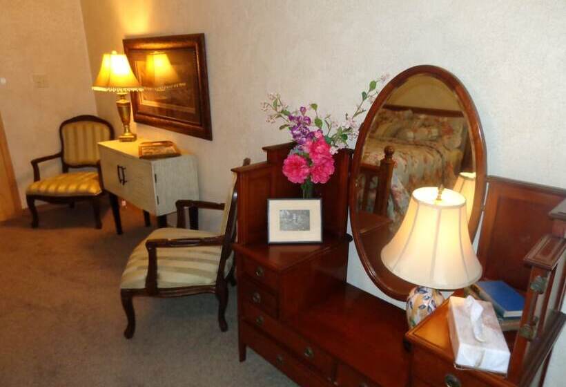 Lake View Two Bedroom, Two Bath Log Sided Cottage With Private Hot Tub Overlooking Lake Ouachita. By