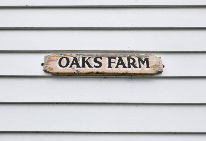 Lovely 4 Bed House In Village Of Sandhurst