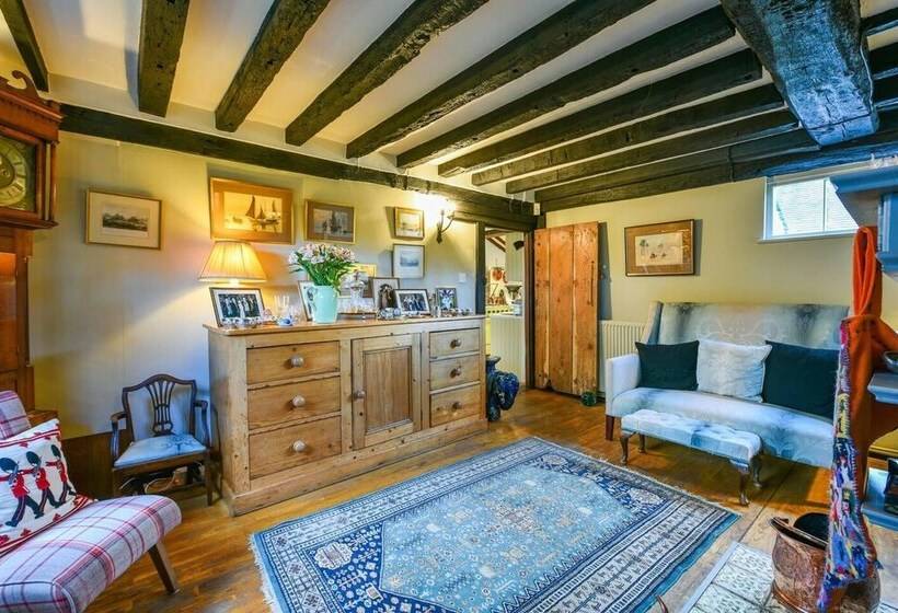 Lovely 4 Bed House In Village Of Sandhurst