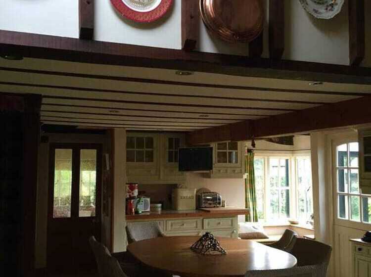 Lovely 4 Bed House In Village Of Sandhurst