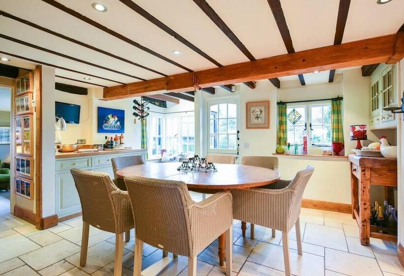 Lovely 4 Bed House In Village Of Sandhurst