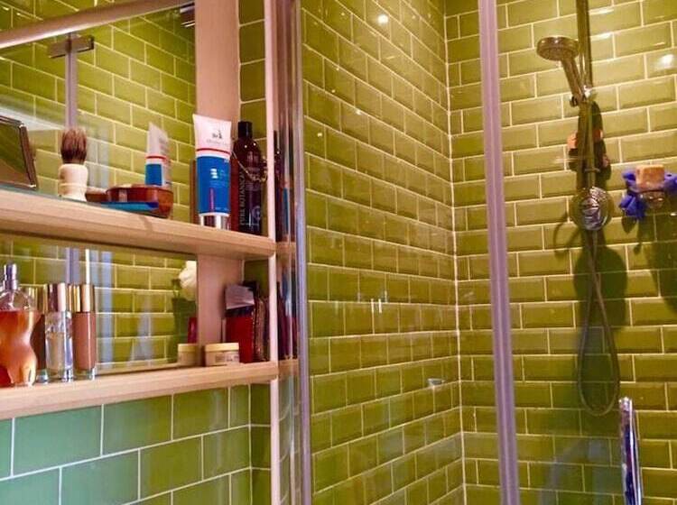 Lovely 4 Bed House In Village Of Sandhurst