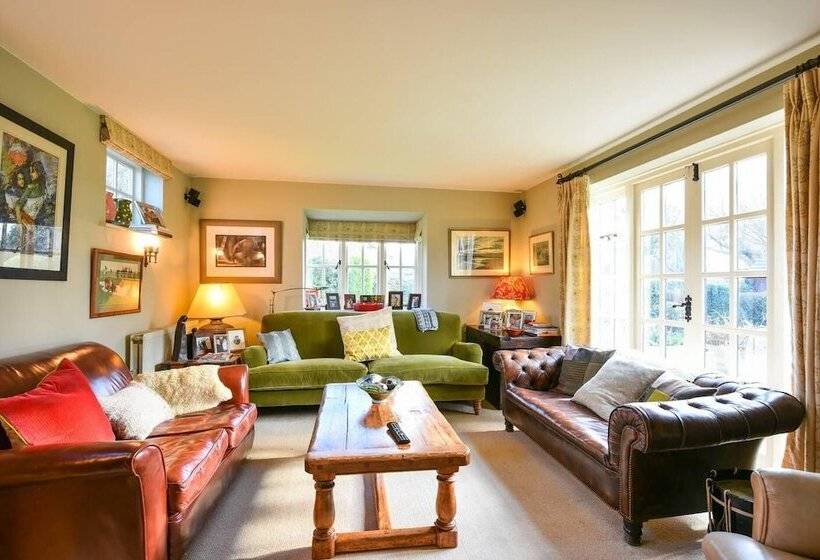 Lovely 4 Bed House In Village Of Sandhurst