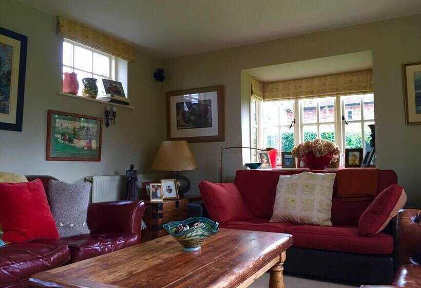 Lovely 4 Bed House In Village Of Sandhurst