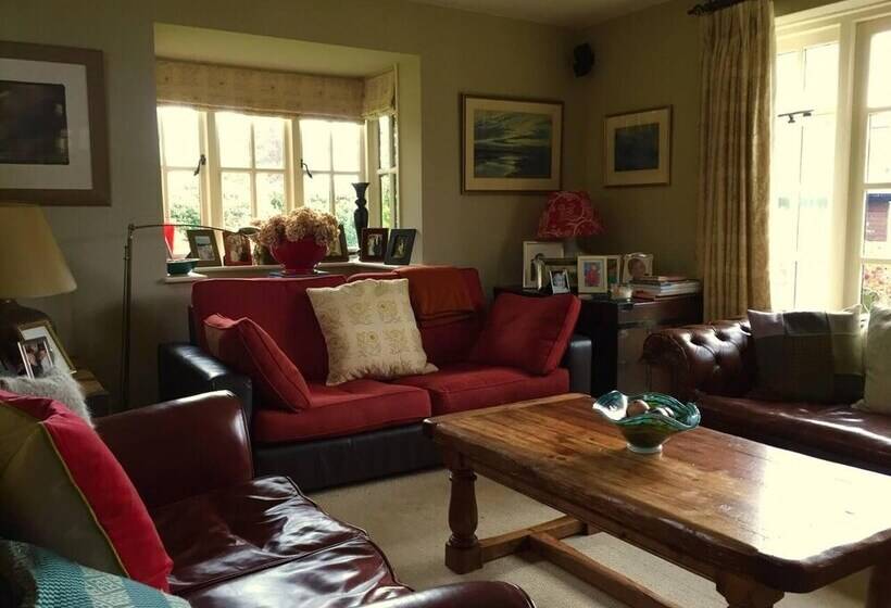 Lovely 4 Bed House In Village Of Sandhurst