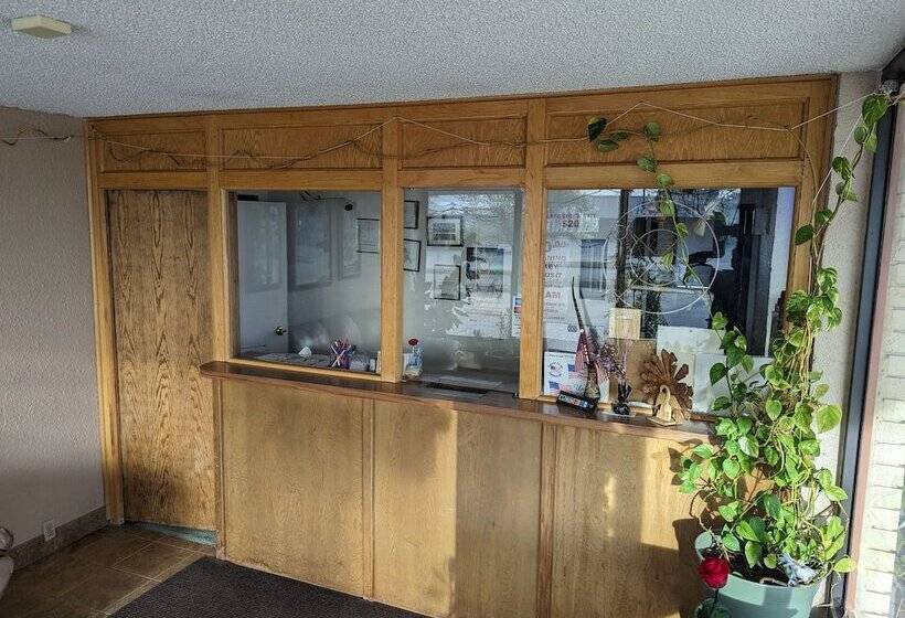 فندق على الطريق Luxury Inn