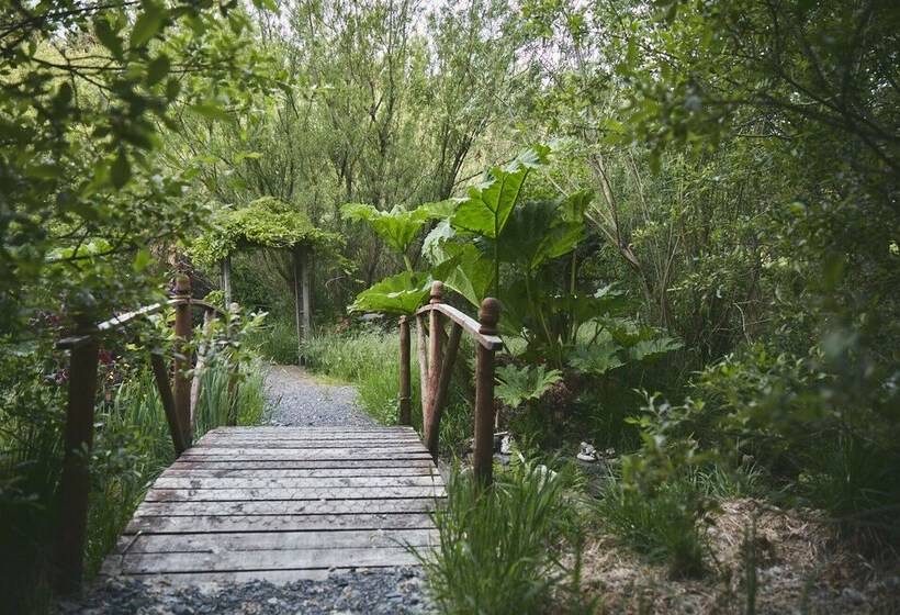 Mushroom Yurt Set In 4 Acres Of Woodland And Lakes
