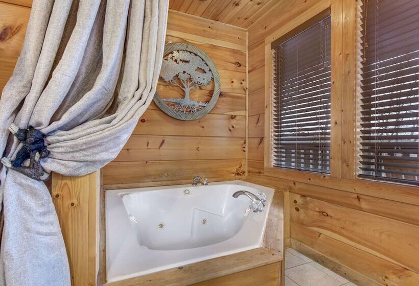 Only Dreamin  Cabin W/ Private Hot Tub