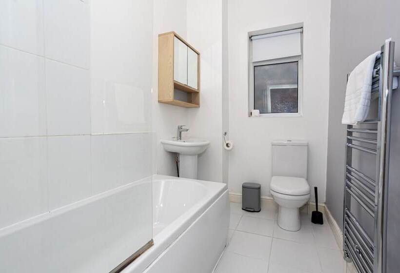 פנסיון Pillo Rooms   Cosy 2 Bed House In Eccles