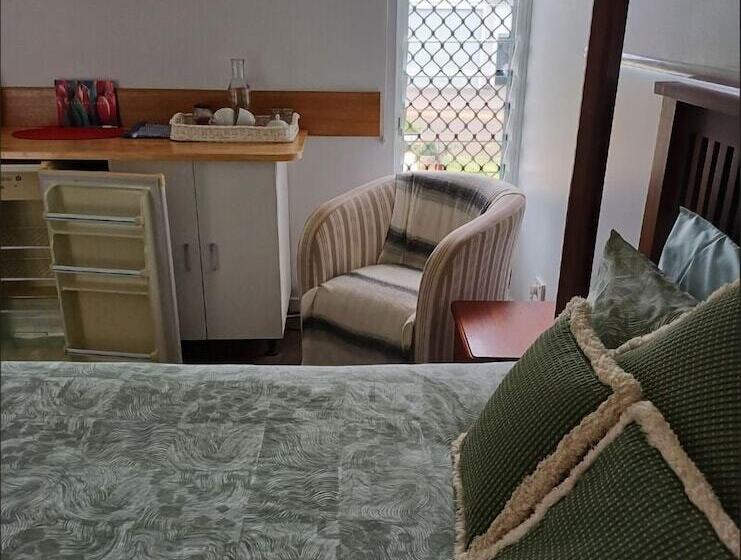 بنسيون Room In Guest Room   Cozy Room With Separate Entrance And Ensuit Bathroom