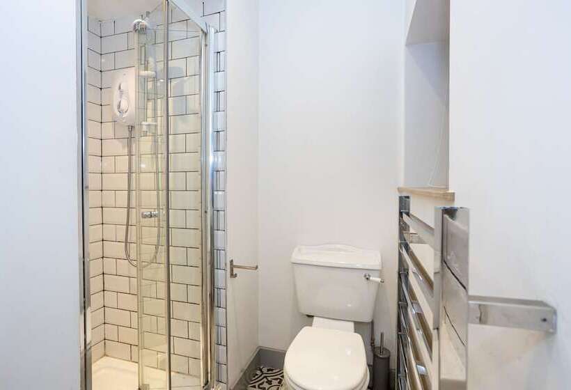 Pillo Rooms Serviced Apartments  Salford