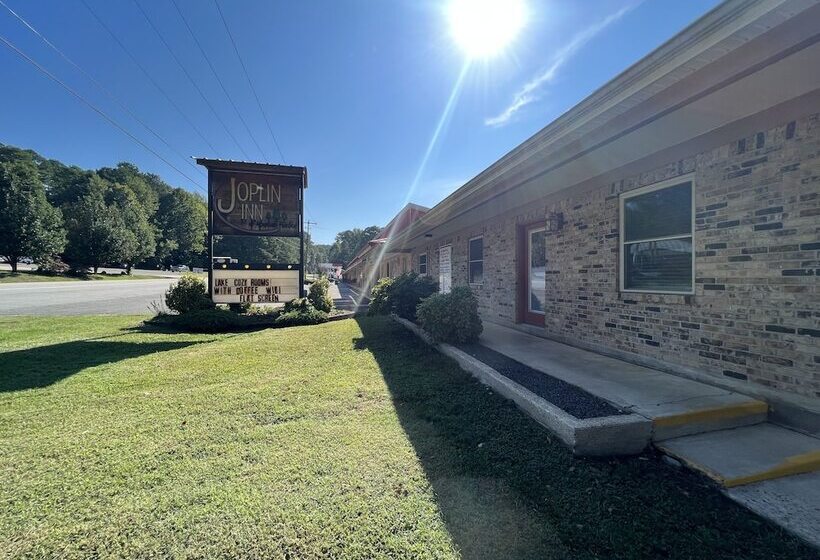 Queen Guest Room Located At The Joplin Inn At The Entrance To Mountain Harbor,, Just 2 1/2 Miles Fro