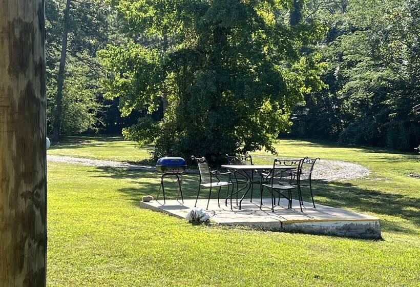 Queen Guest Room Located At The Joplin Inn At The Entrance To Mountain Harbor,, Just 2 1/2 Miles Fro