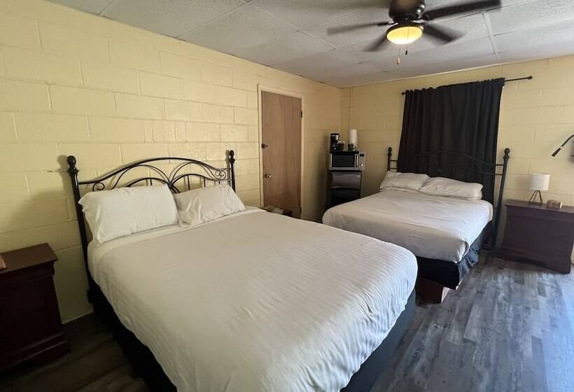 Queen Guest Room Located At The Joplin Inn At The Entrance To Mountain Harbor, Just 2 1/2 Miles From