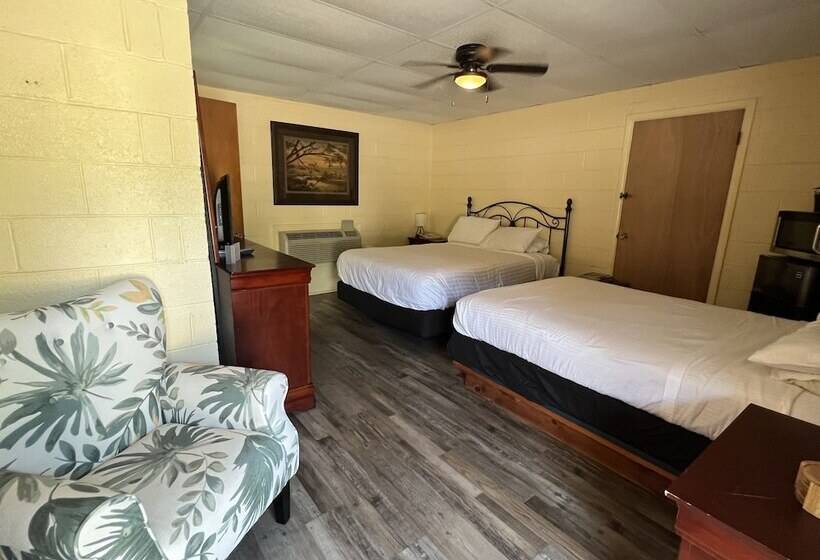 Queen Guest Room Located At The Joplin Inn At The Entrance To Mountain Harbor, Just 2 1/2 Miles From