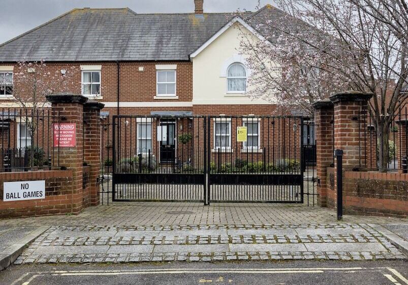 레지던스 Charming 3 Bed House With 1 Parking Space