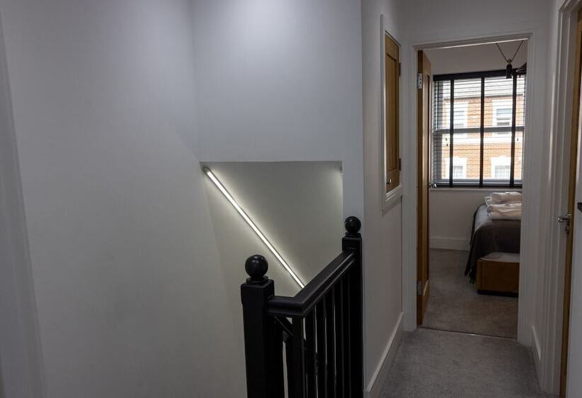 레지던스 Charming 3 Bed House With 1 Parking Space