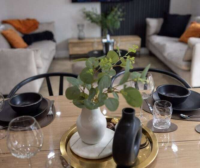 레지던스 Charming 3 Bed House With 1 Parking Space