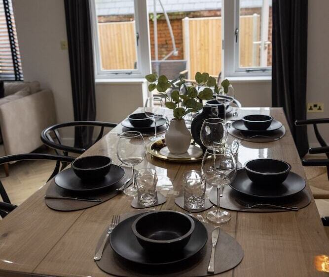 레지던스 Charming 3 Bed House With 1 Parking Space