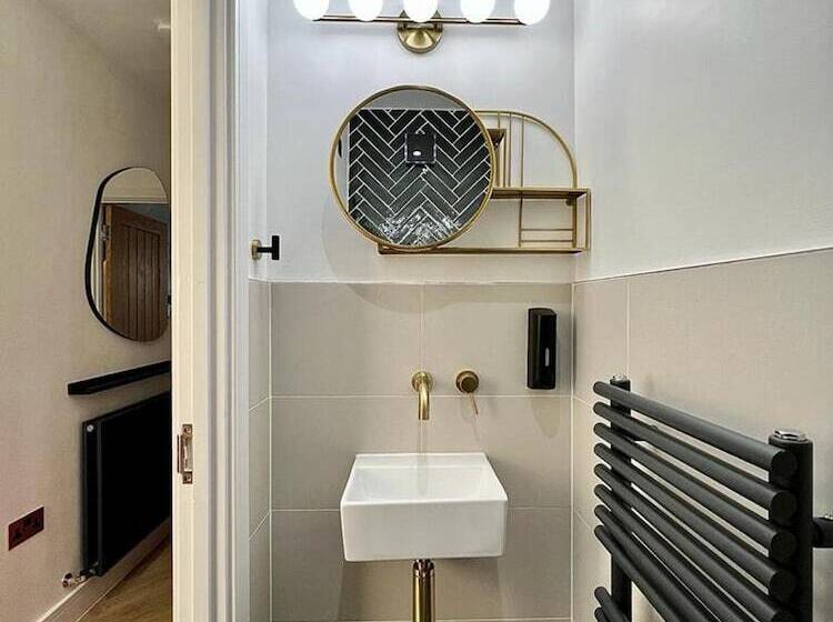 레지던스 Charming 3 Bed House With 1 Parking Space