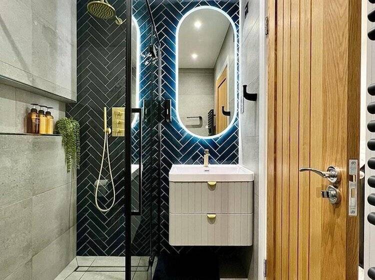 레지던스 Charming 3 Bed House With 1 Parking Space