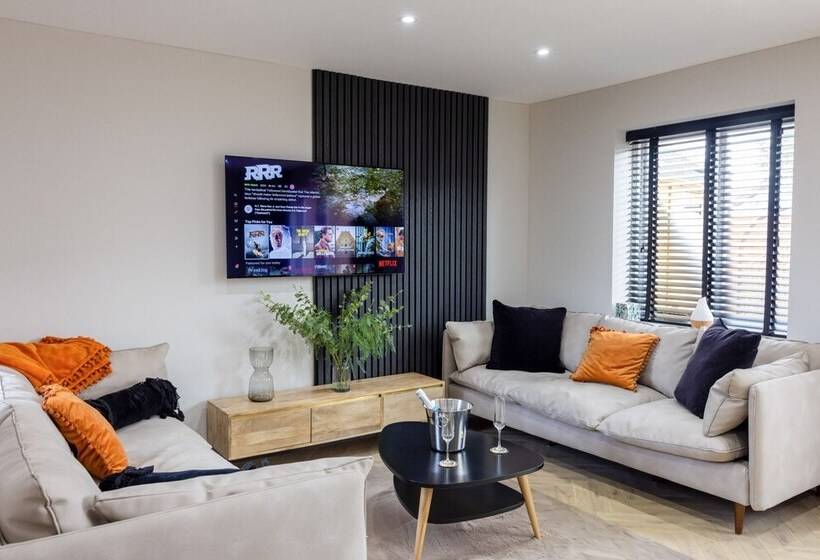 레지던스 Charming 3 Bed House With 1 Parking Space