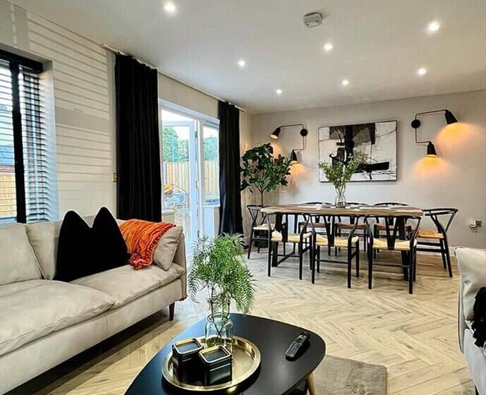 레지던스 Charming 3 Bed House With 1 Parking Space