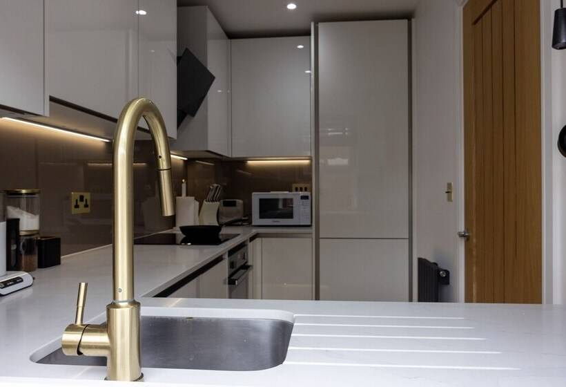 레지던스 Charming 3 Bed House With 1 Parking Space