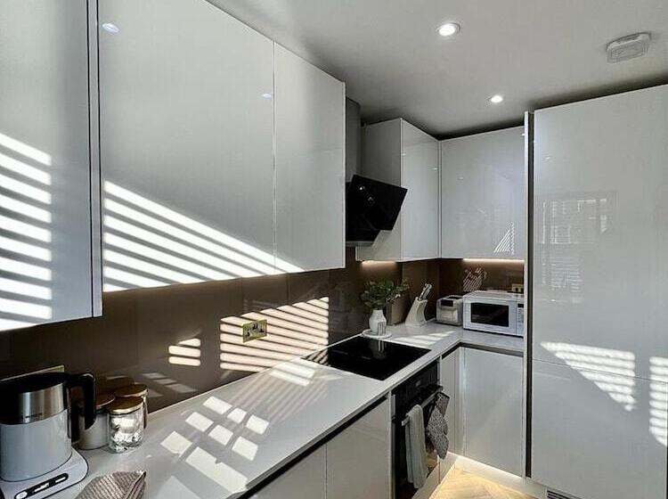 레지던스 Charming 3 Bed House With 1 Parking Space