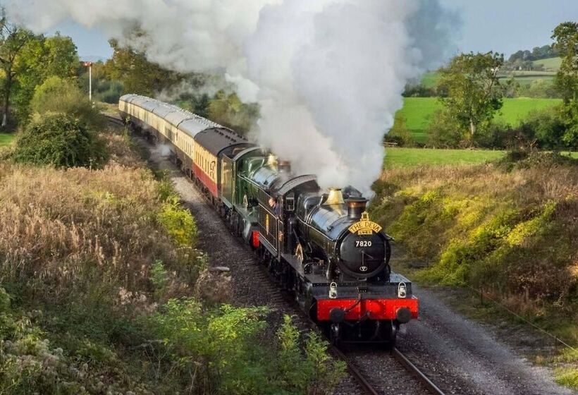 דירת נופש Charming 4 Bed House In Cheltenham, Free Parking