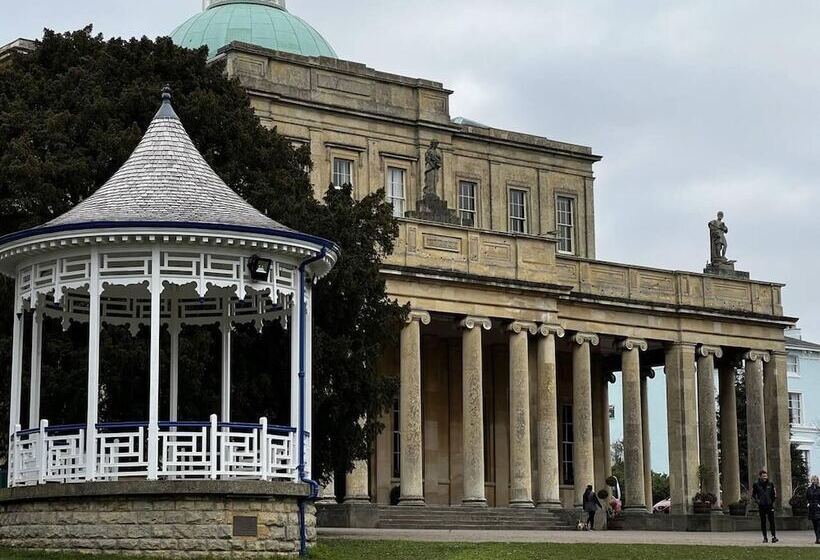 דירת נופש Charming 4 Bed House In Cheltenham, Free Parking